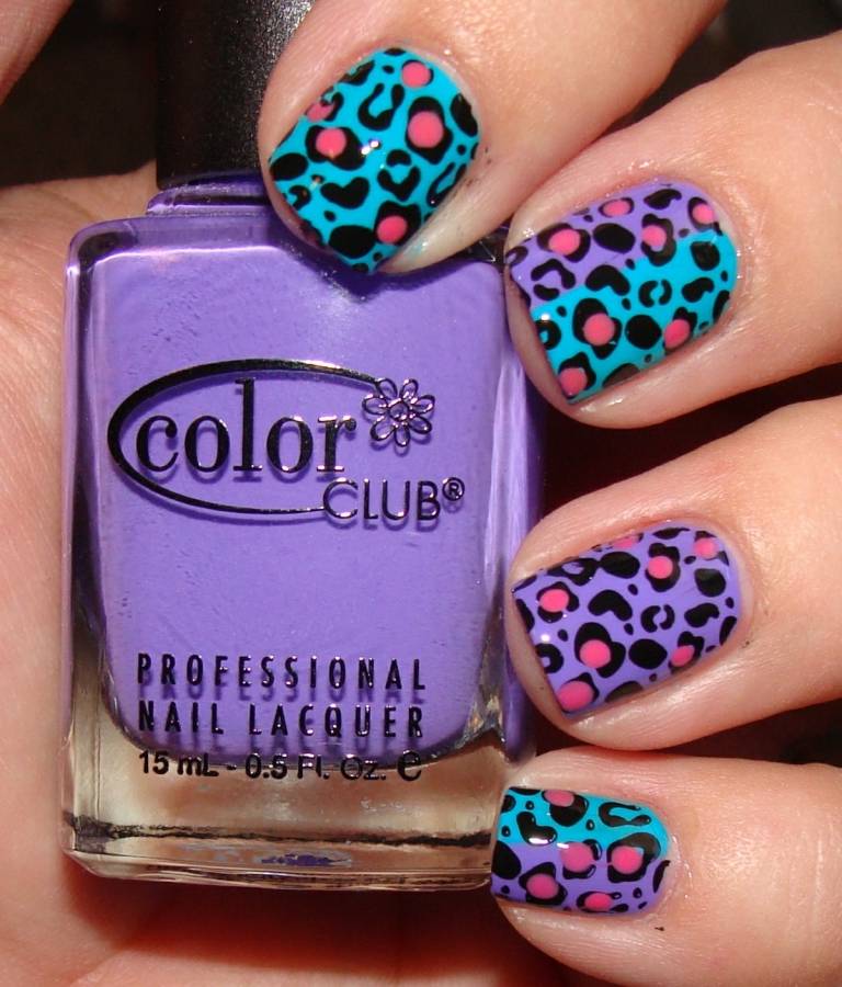 Design tricolor com estampa de leopardo em turquesa, roxo e rosa