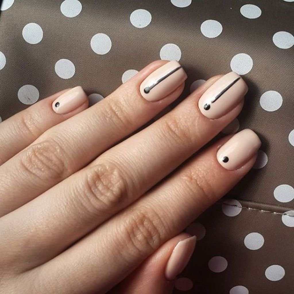 Design de unhas minimalista com esmalte nude, linhas e pontos