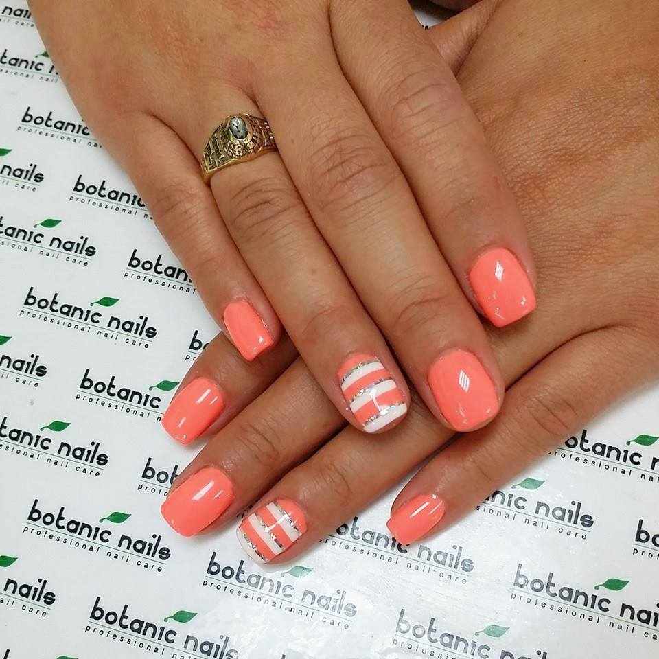 Pinte as unhas em coral com ideias para listras sutis em branco e prata