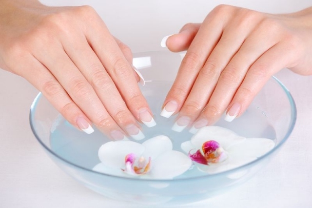 beleza-banheira-preparação-unhas-flores