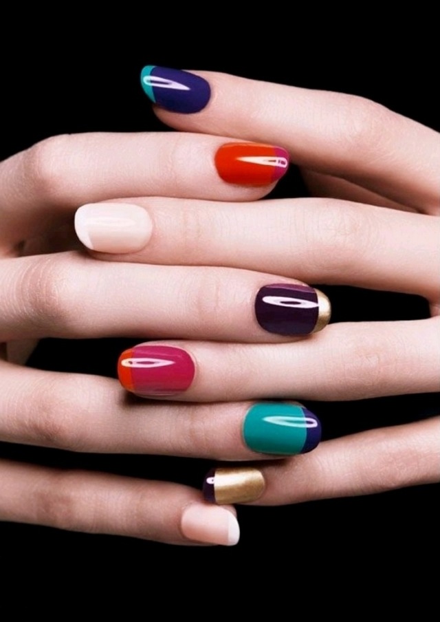 mãos coloridas de manicure francesa
