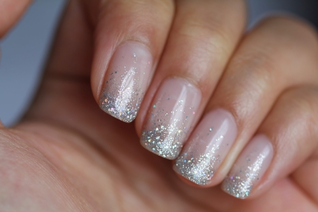 manicure francesa com glitter branco