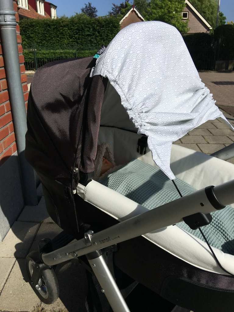 Velas de sol em vez de guarda-chuvas também fornecem proteção eficaz do sol e dos raios ultravioleta