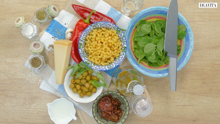 salada de macarrão com produtos de tomate seco de fácil preparação macarrão manjericão vegetais