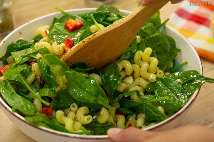 Misture bem a salada de macarrão com os produtos de tomate seco, misture o molho para salada