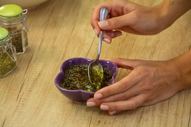 Prepare salada de macarrão com produtos de tomate seco em uma tigela pequena de molho