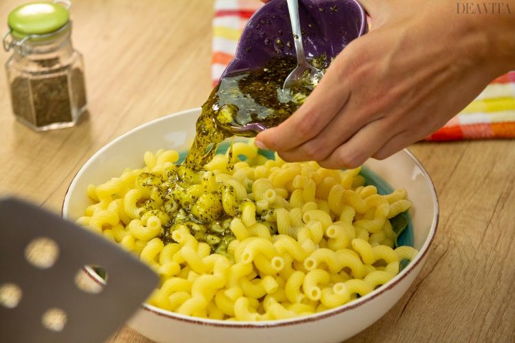 salada de macarrão com tomates secos macarrão cozido molho de macarrão adicionar especiarias