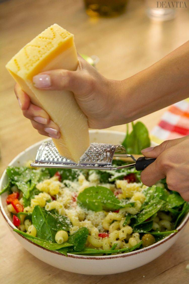 Rale salada de macarrão com tomate seco e queijo parmesão