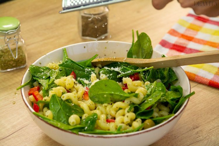 Salada de macarrão com tomate seco bebê espinafre parmesão polvilhe pano de colher de pau