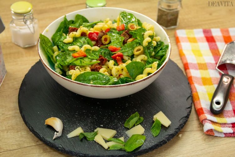 Sirva salada de macarrão com tigela de tomate seco e arrume