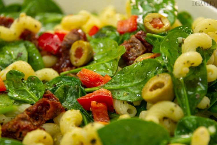 Salada de macarrão com produtos de tomate seco close-up de azeitonas fáceis de preparar