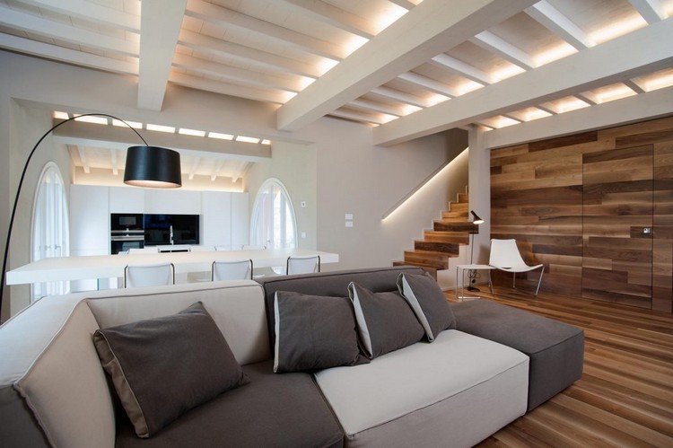 nogueira-parquet-branco-madeira-teto com vigas-iluminação indireta-sala-sofá