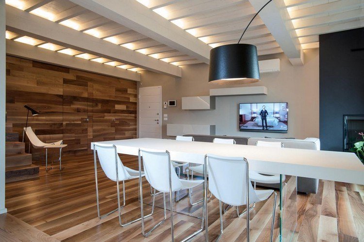 nogueira-parquet-parede-design-branco-teto com vigas de madeira-área de jantar-moderno