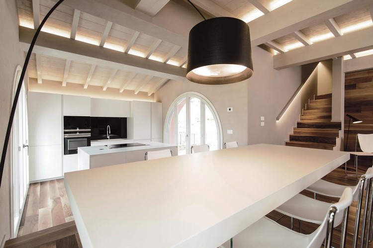nogueira-parquet-branco-madeira-viga-teto-sala-de-jantar-luminária de chão-moderna