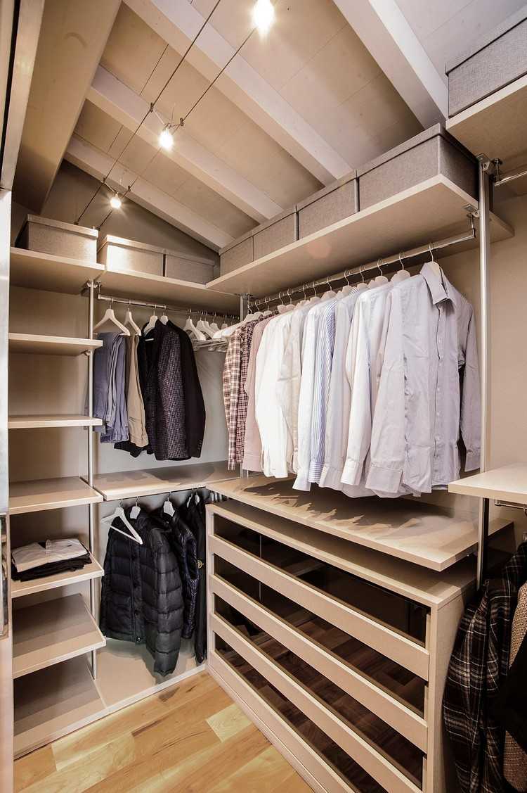Nogueira-parquet-branco-madeira com vigas de teto-walk-in-closet-espaço de armazenamento