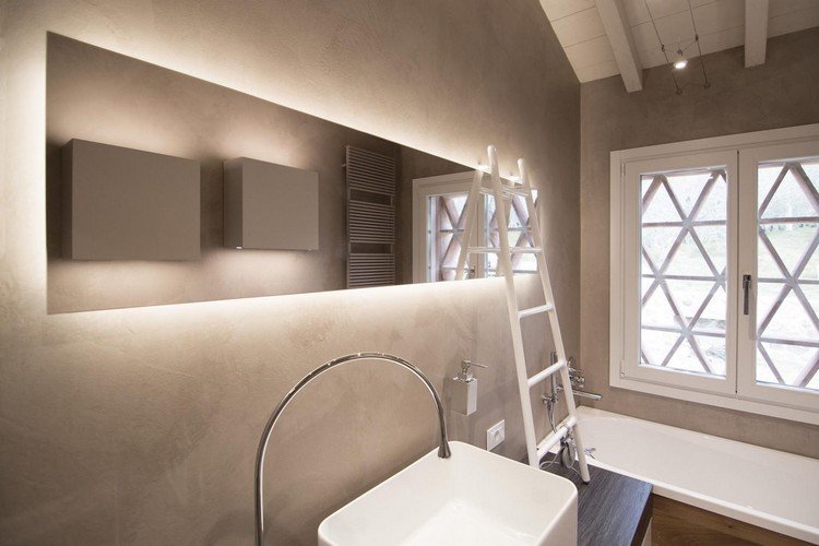 moderno-banheiro-espelho-luz indireta-escada