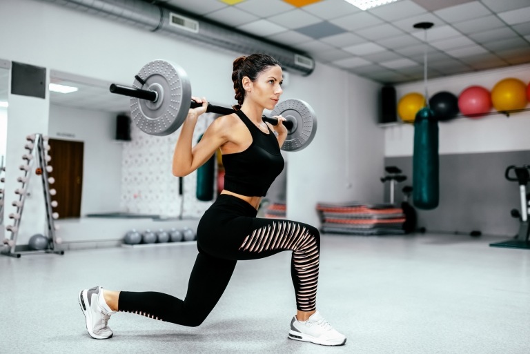 Variações de agachamento de exercícios com pesos na parte interna das coxas