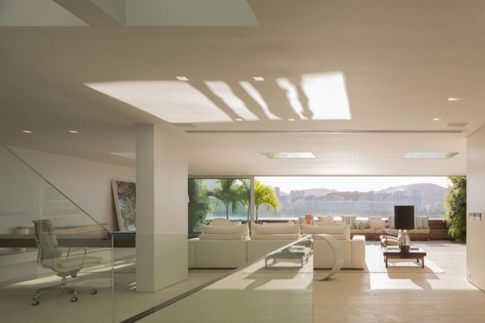 moderno-reformado-sótão-urca-branco-interior-paredes-móveis