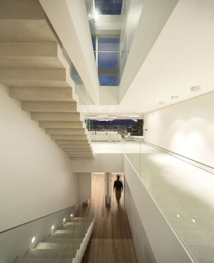 Urca-sala-aberta-design-escada-vidro-corrimão-elegante-iluminado