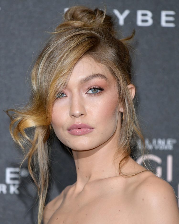 Cabelo louro, pele morena, verão Gigi Hadid