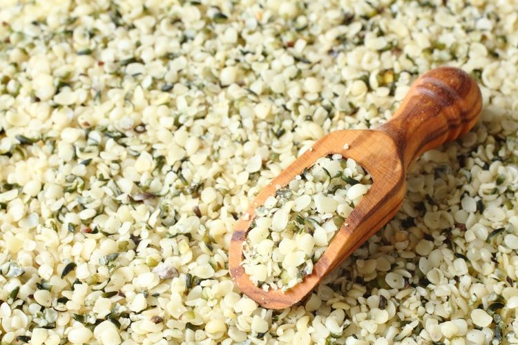 alimentos veganos ácidos graxos ômega 3 fornecem sementes de cânhamo descascadas
