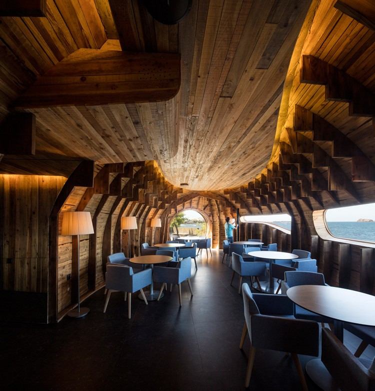 orgânica-arquitetura-interior-teto-design-madeira-luz
