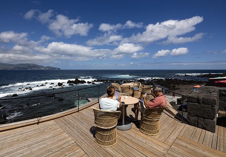 orgânica-arquitetura-terraço-terraço-vime-poltrona-vista para o mar