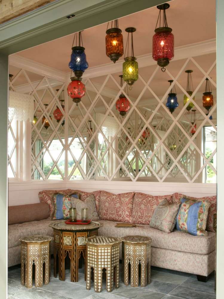 oriental-decoração-lanternas-coloridas-sofá-almofadas-mesinhas laterais
