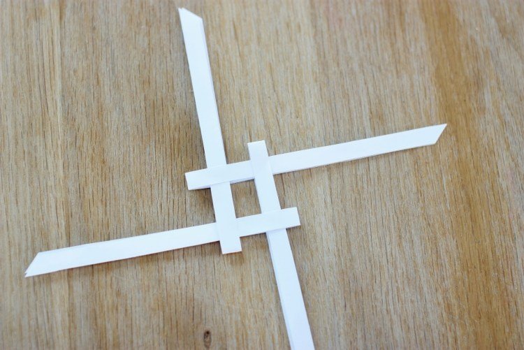 origami-natal-estrela-dobramento-instruções-froebelstern-quatro-listras-branco-papel