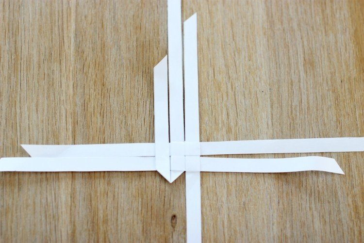 origami-natal-estrela-dobramento-instruções-froebelstern-dobramento-branco-listras de papel