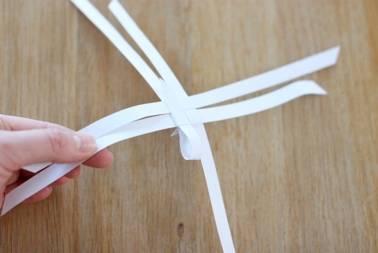 origami-natal-estrela-dobramento-instruções-froebelstern-preciso-dobramento-listras-papel branco