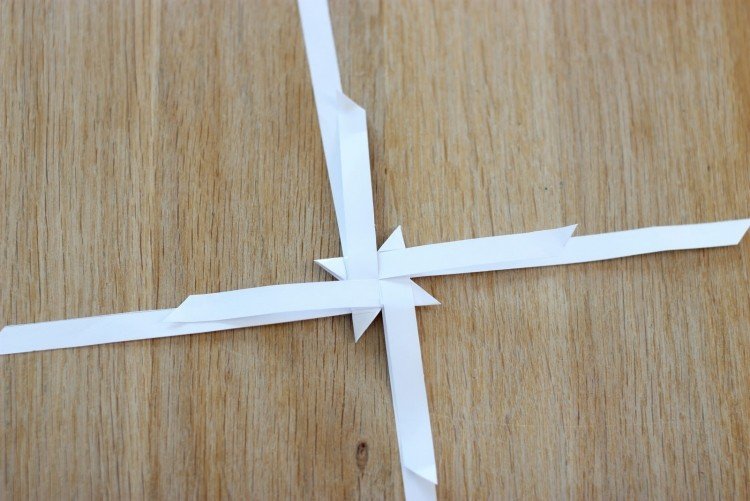 origami-natal-estrela-dobramento-instruções-froebelstern-preciso-dobramento-diy-criativo-branco-tiras de papel