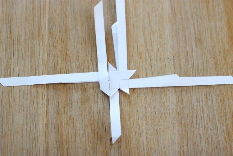 origami-natal-estrela-dobramento-instruções-froebelstern-fold-through-white-paper