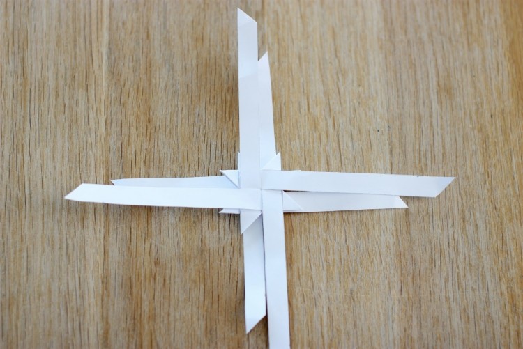 origami-natal-estrela-dobragem-instruções-froebelstern-fold-through-white-stripes-paper-fold