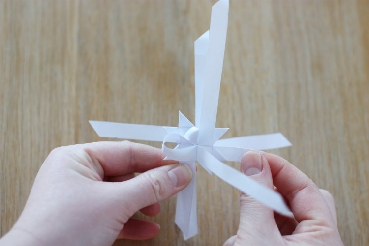 origami-natal-estrela-dobramento-instruções-froebelstern-creative-pacience-stripes-white-paper-pull-through-3d