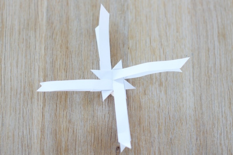 origami-natal-estrela-dobramento-instruções-froebelstern-fold-through-pull-through-preciso-listras-papel branco