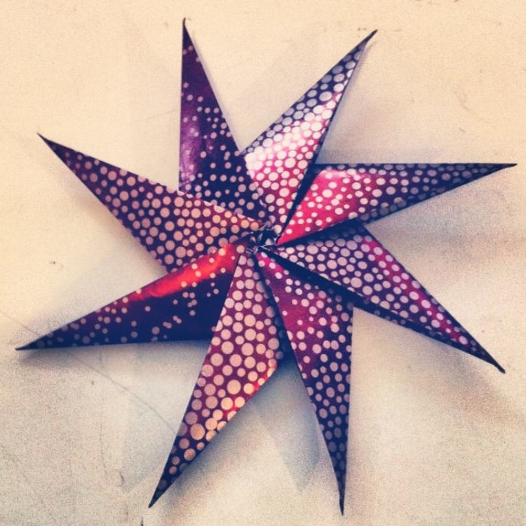 origami-natal-estrela-dobramento-instruções-seis-pontos-decoração-papel-pontos-roxo