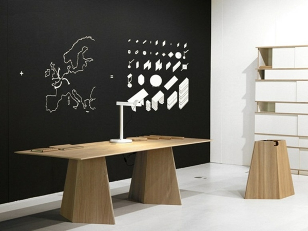 Mesa de madeira com móveis de estilo escandinavo