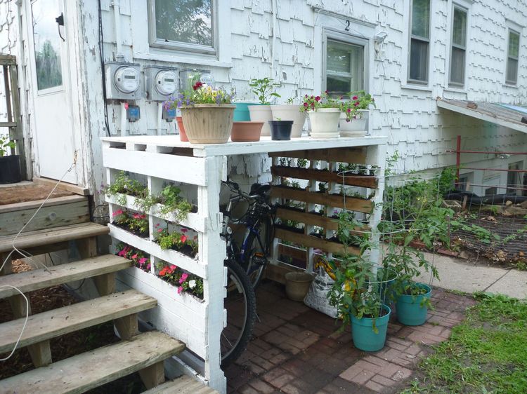 Abrigo para bicicletas faça você mesmo, feito de paletes com flores