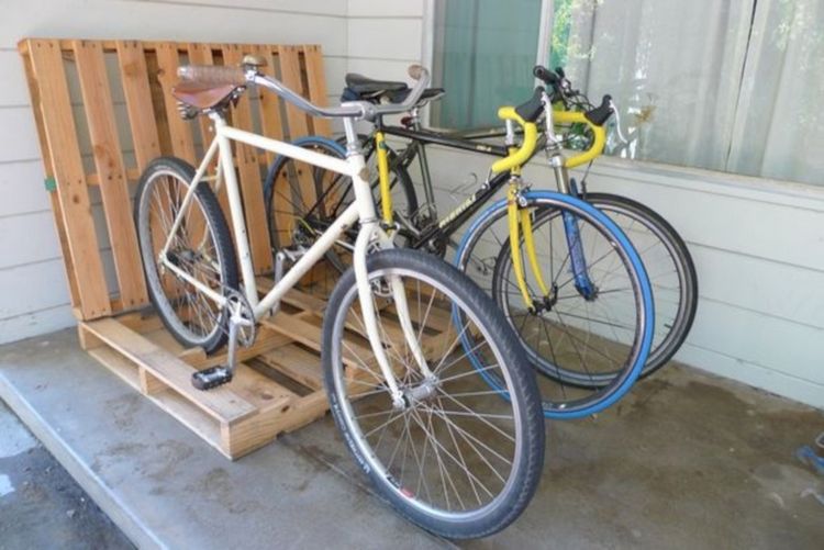 Suporte de bicicleta DIY (faça você mesmo) para upcycling de paletes