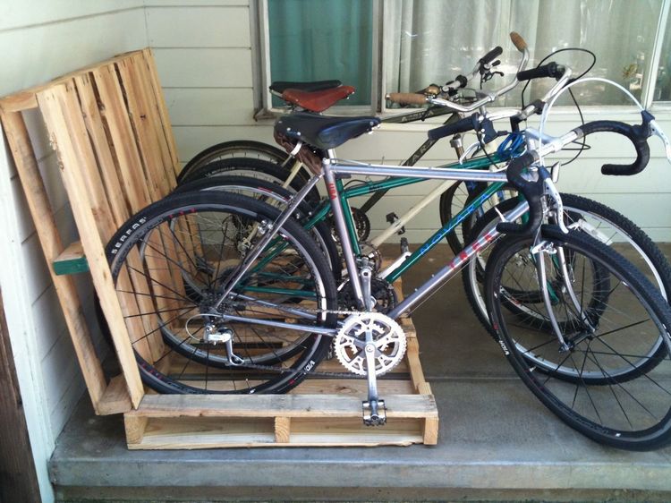 Suporte para bicicletas DIY fácil feito de paletes