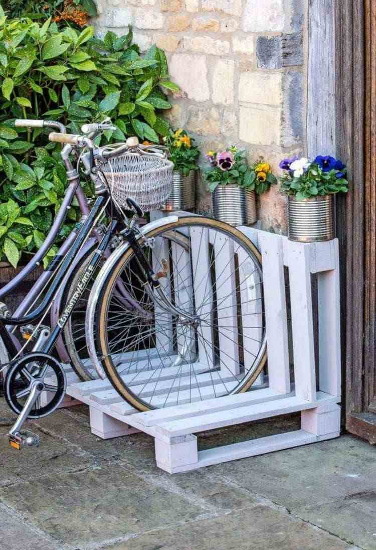 Porta-bicicletas DIY feito de paletes de armazenamento barato de bicicletas do lado de fora