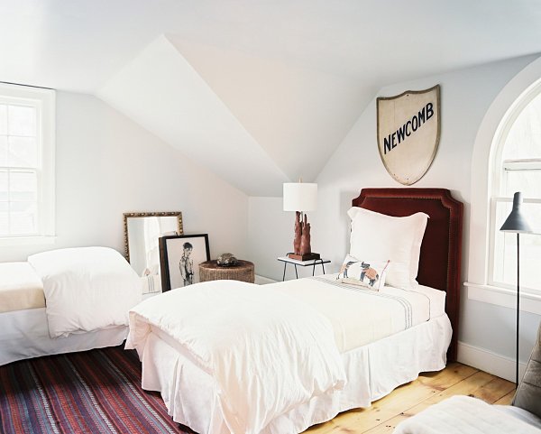 pequeno quarto rústico cama com carpete e teto inclinado