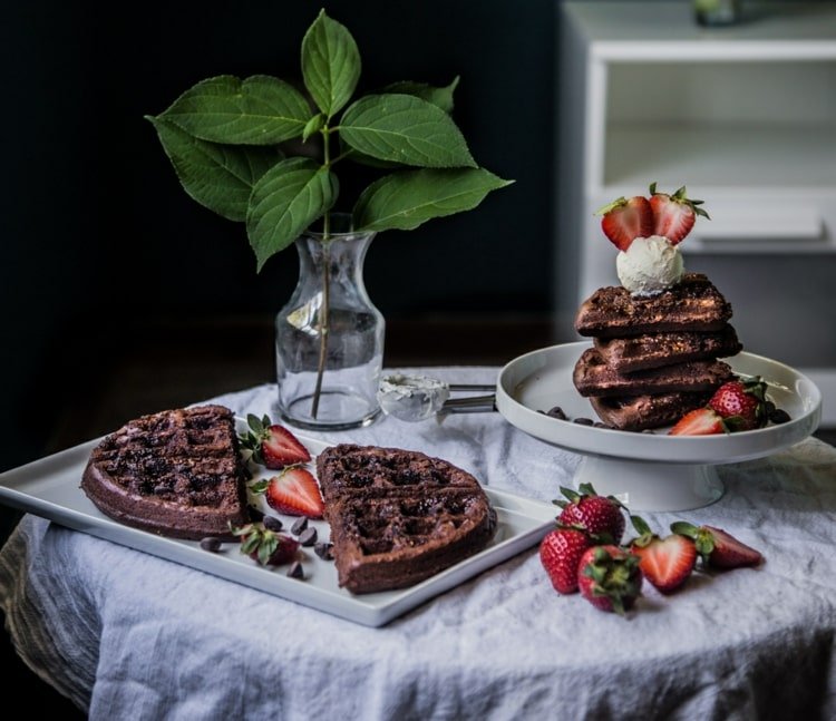 Sirva brownies com morangos ou sorvete de baunilha na forma de waffles