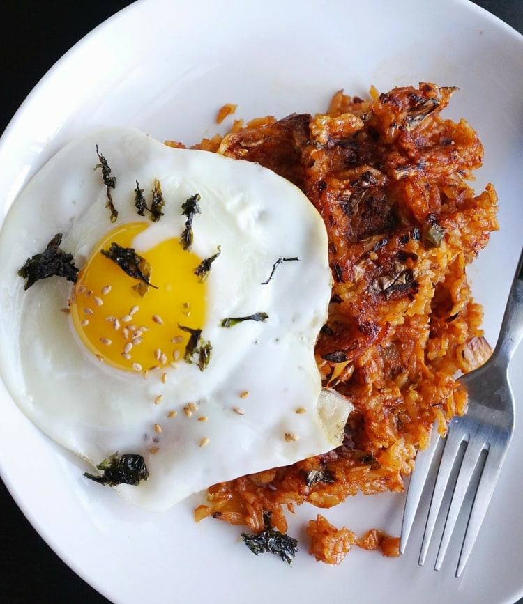Coma kimchi com arroz e um ovo frito no almoço
