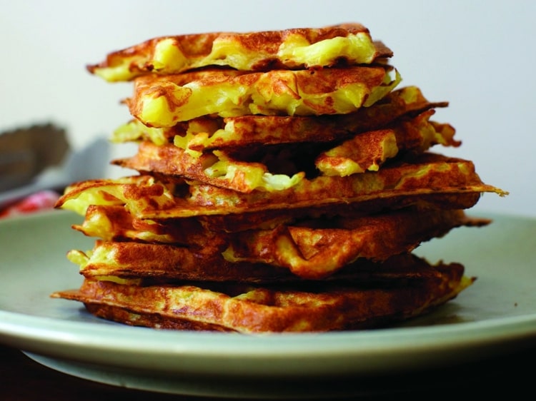 Panquecas de batata do ferro de waffle como acompanhamento para qualquer prato