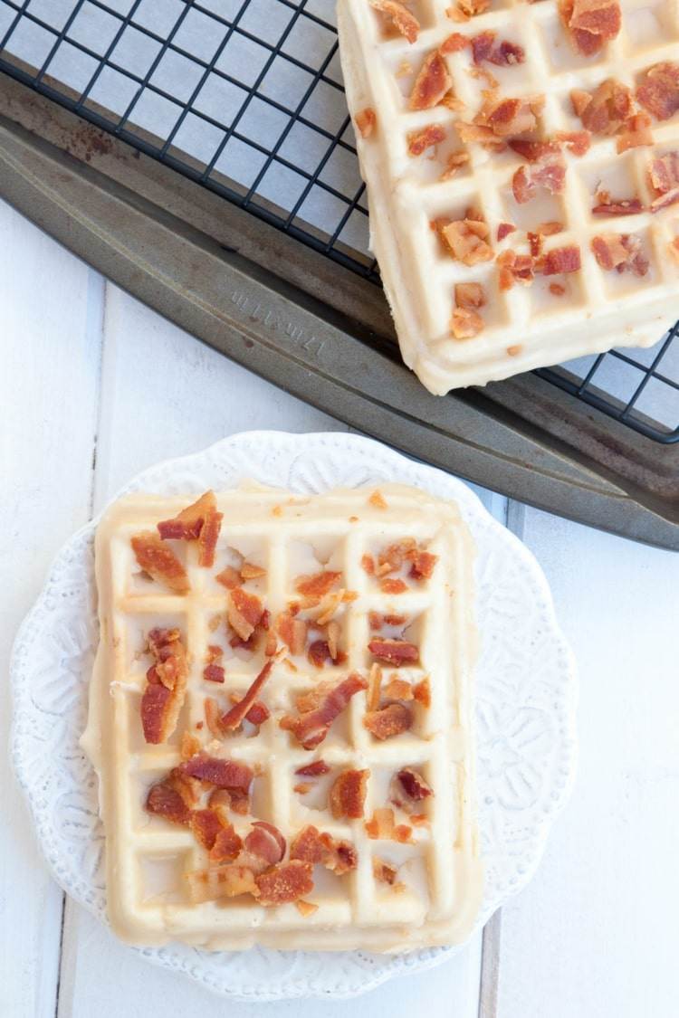 Waffles com bacon e cobertura doce no café da manhã