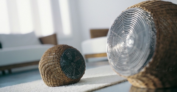 Ventilador com cesta de vime na sala de estar