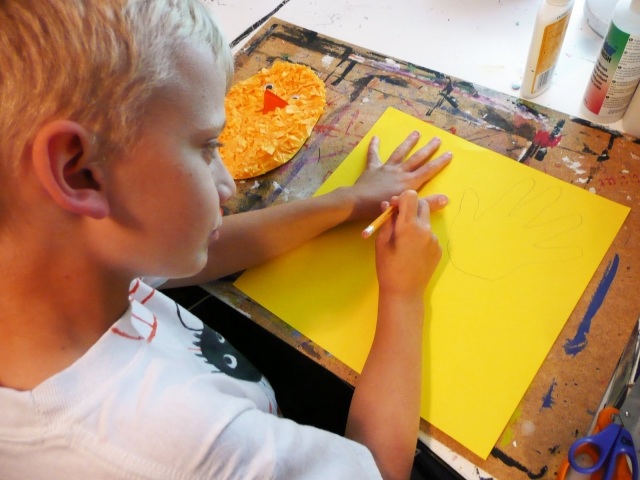 Artesanato de Páscoa com ideias para crianças contorno de mão de pintinho de papel