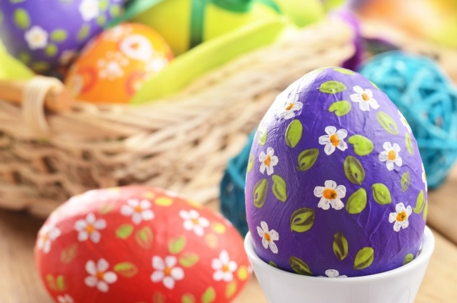 Ovos de Páscoa infantis decorando pintura padrão de flores